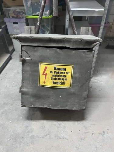 Alter holzkasten für - für, elektrik